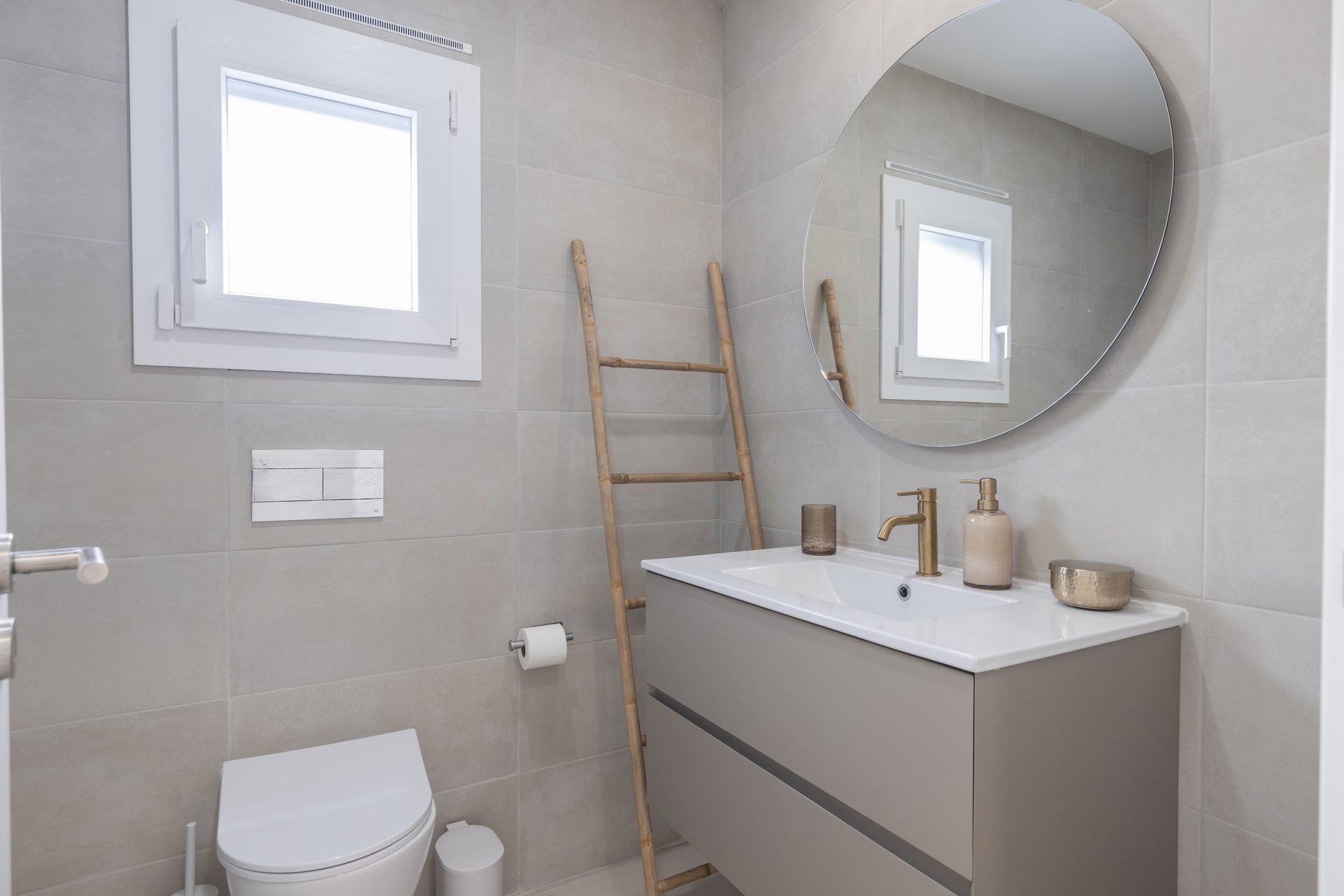 Bathroom with bamboo ladder detail